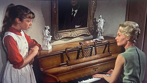 At the piano with Tippi Hedrun - THE BIRDS